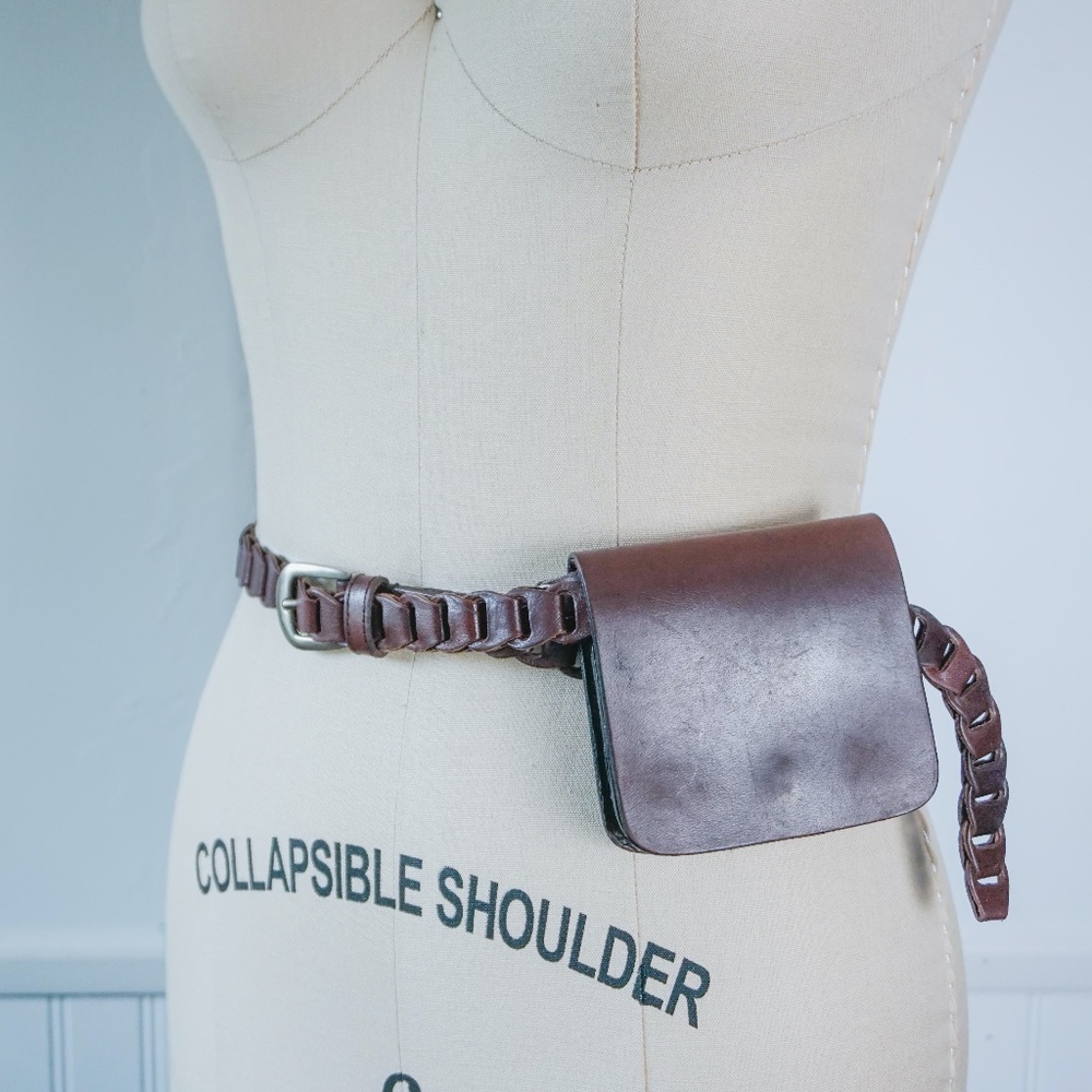 (367) vtg 70s genuine leather pocket belt